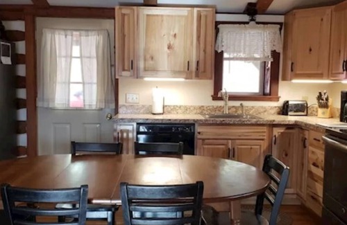 Huntingdon Cabina | Log Cabin in Wooded Area Near Raystown Lake Boat Access