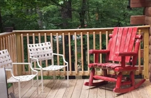 Huntingdon Cabina | Log Cabin in Wooded Area Near Raystown Lake Boat Access