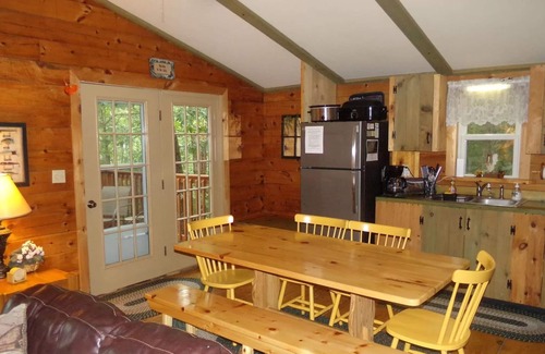 Huntingdon Cabina | Log Cabin in Wooded Area Near Raystown Lake Boat Access