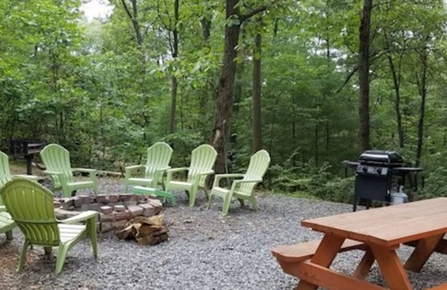 Huntingdon Cabina | Log Cabin in Wooded Area Near Raystown Lake Boat Access