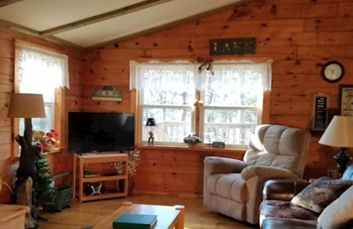 Huntingdon Cabina | Log Cabin in Wooded Area Near Raystown Lake Boat Access