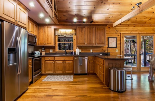 Dahlonega Cabina | Log Cabin, Lake, Hot Tub, Near Wineries & Hiking