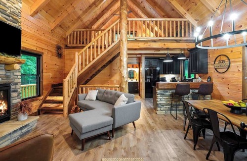 Logan Cabina | Log Cabin Luxury | Hot Tub, Dog Friendly, Fire Pit