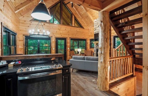 Logan Cabina | Log Cabin Luxury | Hot Tub, Dog Friendly, Fire Pit