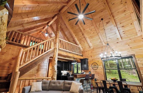 Logan Cabina | Log Cabin Luxury | Hot Tub, Dog Friendly, Fire Pit