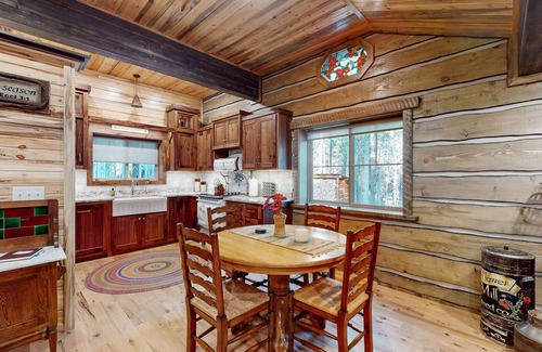 Island Park Cabina | Log cabin made new again with hot tub, WiFi, wood stove, close to Yellowstone