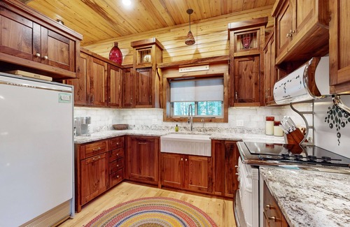 Island Park Cabina | Log cabin made new again with hot tub, WiFi, wood stove, close to Yellowstone