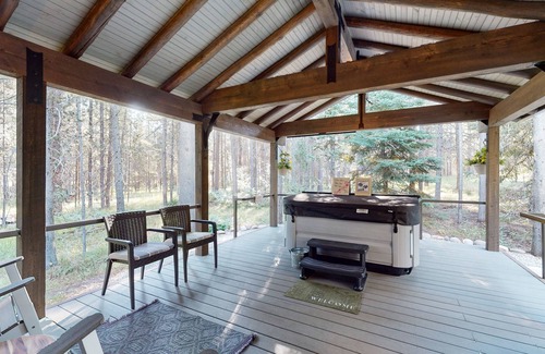 Island Park Cabina | Log cabin made new again with hot tub, WiFi, wood stove, close to Yellowstone