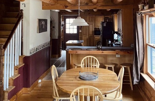 Pilot Knob Cabina | Log Cabin min to Lake George- fire pit, kayak, grill, games