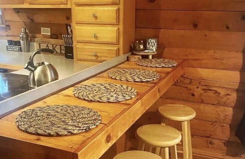 Pilot Knob Cabina | Log Cabin min to Lake George- fire pit, kayak, grill, games