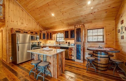 Murphy Cabina | LOG CABIN + MOUNTAIN VIEWS! HOT TUB, POOL & GAME TABLE, FIBER WIFI & DISCOUNTS!