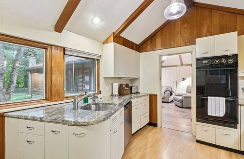 Richmond Heights Casa | Log Cabin - Natures Oasis - Fire Pit & Gazebo
