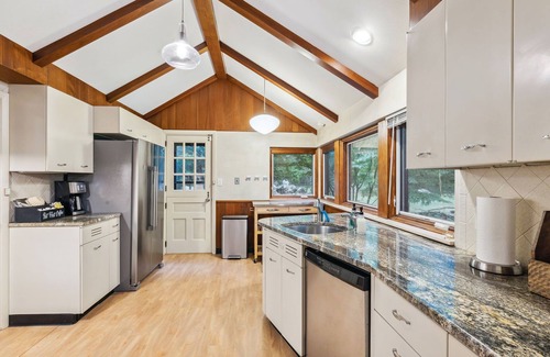Richmond Heights Casa | Log Cabin - Natures Oasis - Fire Pit & Gazebo