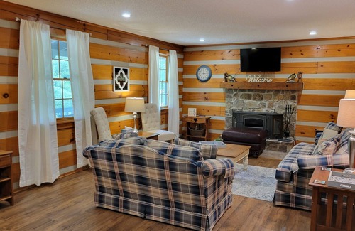 Celina Casa | Log Cabin near Dale Hollow Dam