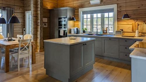 Veggli Casa | Log Cabin Near Historic Senhovd