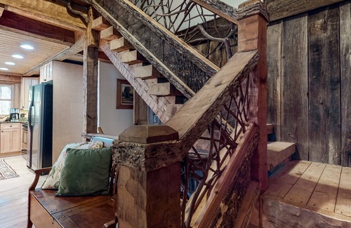 Cullowhee Casa | Log Cabin near Lake Glenville