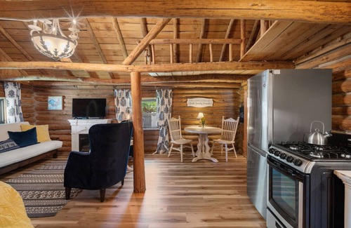 Rudy Cabina | Log cabin on 100 acres-Kitchen-wifi-The Velvet Rooster