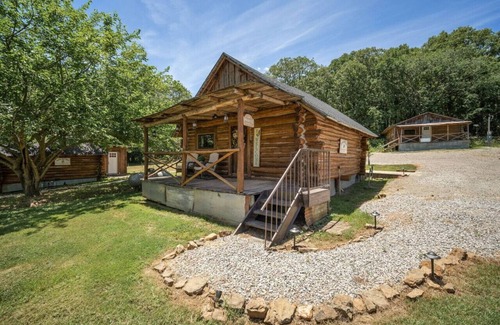 Rudy Cabina | Log cabin on 100 acres-Kitchen-wifi-The Velvet Rooster