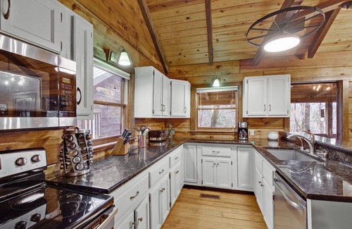 Lookout Valley Neighborhood Association Cabina | Log Cabin on 2 acres, hot tub, pond, fishing, pets