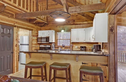 Lookout Valley Neighborhood Association Cabina | Log Cabin on 2 acres, hot tub, pond, fishing, pets