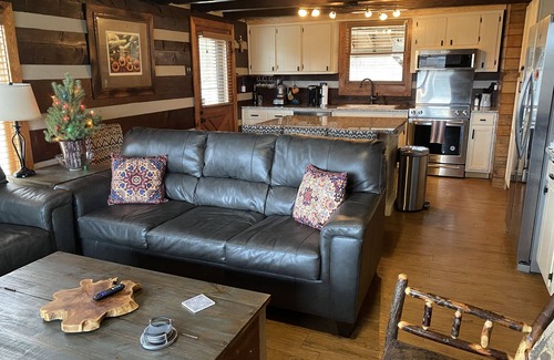 Lake Oconee Cabina | Log Cabin on 5 acre pond - fishing and wildlife paradise!