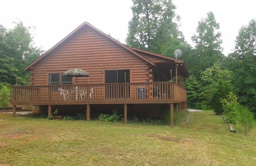 Rutherfordton Cabina | Cabaña de madera en 5 acres privados, comunidad cerrada con acceso al río