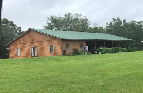 Morriston Cabina | Log cabin on a lush 15 acre private horse farm
