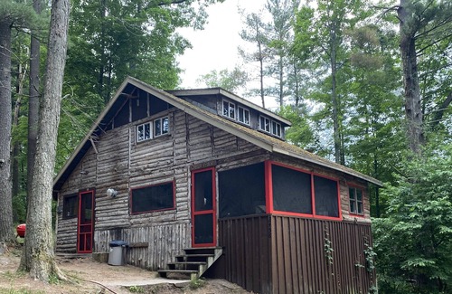 Mayfield Cabina | Log cabin on beautiful Lake Arbutus near Traverse City