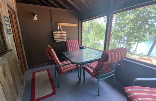 Mayfield Cabina | Log cabin on beautiful Lake Arbutus near Traverse City