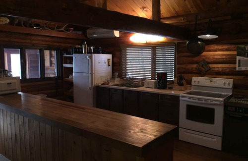 Winter Cabina | ¡Traiga a la familia a esta maravillosa cabaña de troncos en el lago Connors!