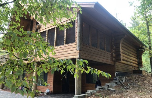 Akeley Casa | Cabaña de madera en el hermoso lago Howard.