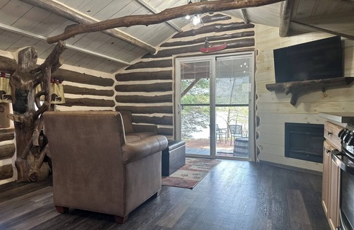 Tomahawk Cabina | Log Cabin on Lake Alice & ATV/UTV Trails, Papa Bear 2-Bedroom