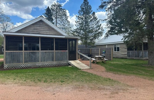 Tomahawk Cabina | Log Cabin on Lake Alice & ATV/UTV Trails, Sister Bear 2-Bedroom
