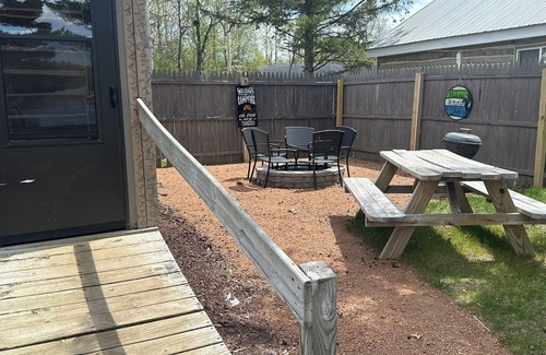 Tomahawk Cabina | Log Cabin on Lake Alice & ATV/UTV Trails, Sister Bear 2-Bedroom