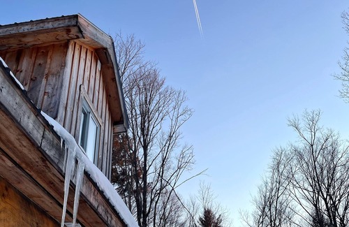 Haliburton Cabina | Log cabin on the hill