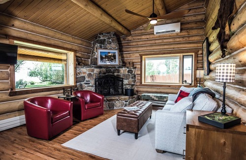 Ennis Cabina | Log Cabin on the North Shore of Ennis Lake. Dramatic Views of the Madison Range