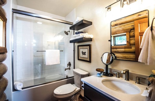 Ennis Cabina | Log Cabin on the North Shore of Ennis Lake. Dramatic Views of the Madison Range