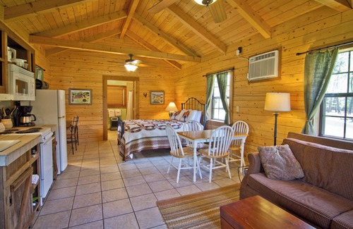 Daingerfield Cabina | Log cabin overlooking a private lake on a working farm
