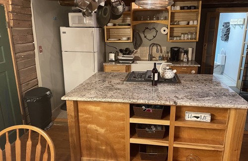 Hot Springs Casa | Log Cabin - private - w/ running creek - 1mile from downtown Hot Springs