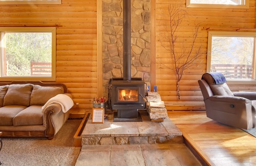 Eagle River Cabina | Log Cabin Rental in Eagle River: Pets Welcome!