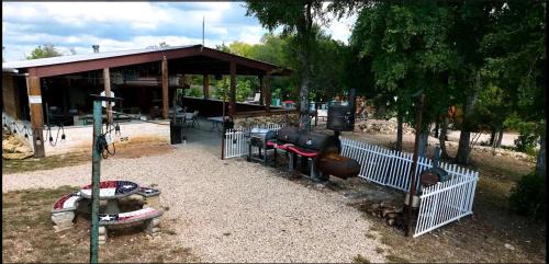 Pipe Creek Casa | Log Cabin Rentals near San Antonio, Texas, Perfect for Weekend Glamping near Austin