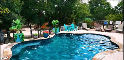 Pipe Creek Casa | Log Cabin Rentals near San Antonio, Texas, Perfect for Weekend Glamping near Austin