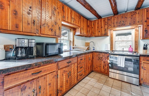 Maple Mount Cabina | Log Cabin Retreat in Kentucky: Fire Pit & Grill!
