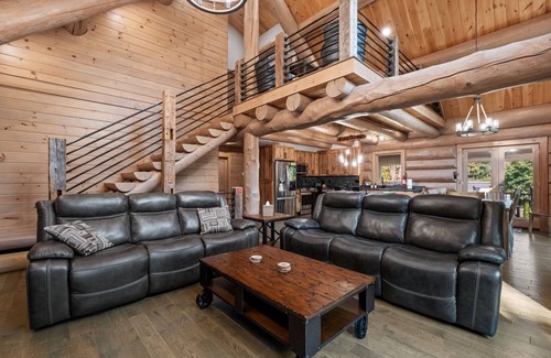 Glen Cabina | Log Cabin Retreat– Perfect for Summer getaway, with large arcade game room