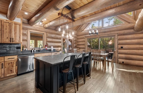 Glen Cabina | Log Cabin Retreat– Perfect for Summer getaway, with large arcade game room