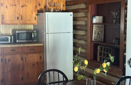 Callands-Gretna Casa | Log Cabin Retreat/Pet Friendly: Lake, Golf & Wine