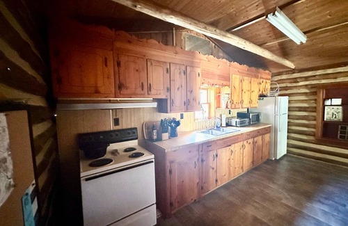 Callands-Gretna Casa | Log Cabin Retreat/Pet Friendly: Lake, Golf & Wine