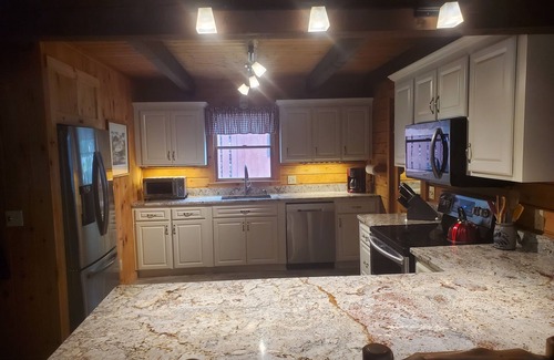 Beaver Cove Cabina | Log Cabin right on Moosehead Lake
