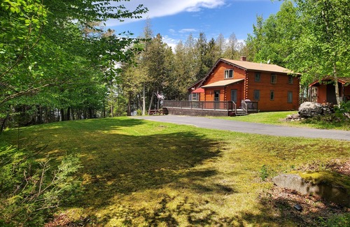 Beaver Cove Cabina | Log Cabin right on Moosehead Lake