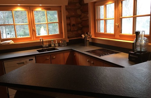 Chamonix-Mont-Blanc Chalet De Esquí | Log cabin, sleeps 6, beautiful view of Mont Blanc with large terrace